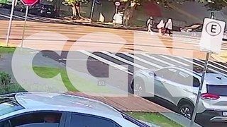 Câmera flagra colisão entre motos na Rua Minas Gerais