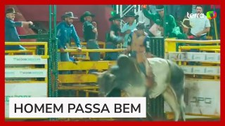 Peão desmaia após ser arremessado e pisoteado por touro em Minas Gerais