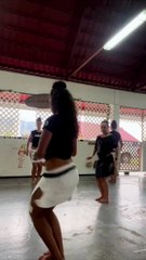 セクシーなダンサーが腰を動かす