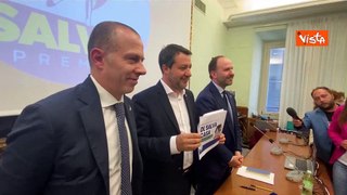 Salvini mostra le slide degli emendamenti del Lega sul Salva-casa: 