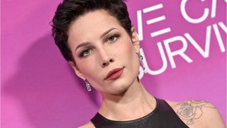 VOICI : Halsey : la chanteuse de 29 ans dévoile son combat contre le lupus et le cancer, ses fans sont bouleversés