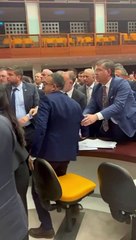 Meclis'te AKP'liler DEM Parti'yi engellemeye çalıştı: Milletvekilleri yere düştü, pankartlar fırlatıldı