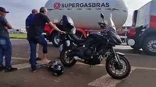 Duas pessoas ficam feridas após colisão entre carro e moto na rodovia BR-369