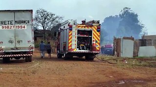 Incêndio ameaça estrutura de casinhas no Bairro Cascavel Velho