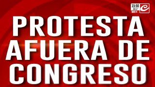 Protesta afuera de Congreso: tensión entre docentes y la policía