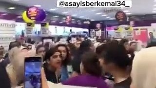 Kozmetik mağazasında 'indirim' kavgası! Tuhaf hareketler sergileyen kadının halleri viral oldu