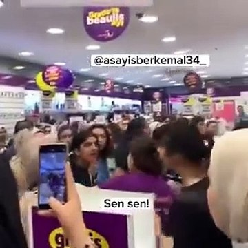 Kozmetik mağazasında 'indirim' kavgası! Tuhaf hareketler sergileyen kadının halleri viral oldu