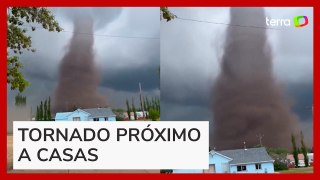 Morador flagra tornado passando próximo a casas em cidade do Canadá