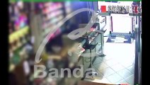 Vídeo mostra dupla de suspeitos invadindo loja, rendendo funcionárias e roubando celulares no Sítio Cercado