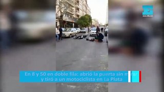 En 8 y 50 en doble fila: abrió la puerta sin mirar y tiró a un motociclista en La Plata