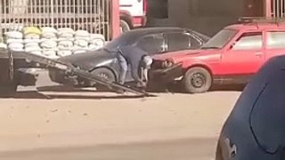 Video: Grúa se lleva un auto parqueado en una avenida y terminan vendiéndolo a un depósito de chatarra