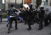 Profesores de la CNTE y policías se enfrentan en las inmediaciones de Palacio Nacional