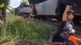 Vivendo perigosamente: ciclista é atingida na cabeça por trem ao tentar tirar foto