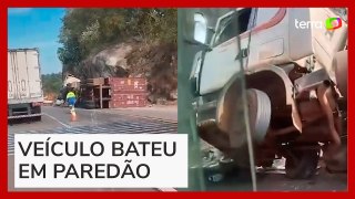 Motorista morre após caminhão tombar na Serra de São Vicente (MT)