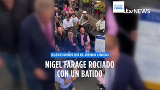 El promotor del Brexit Nigel Farage rociado con un batido al presentar su candidatura