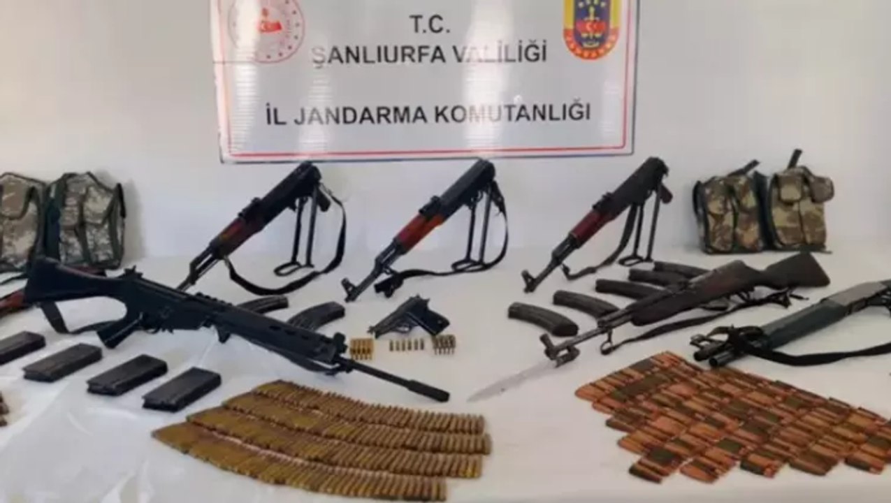 Şanlıurfa’da jandarma tarafından düzenlenen operasyonda duvarların arasında ve samanların altında 8 silah bulundu