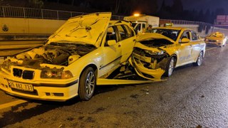 Arıza yapan otomobile taksi çarptı: 1'i ağır 2 yaralı