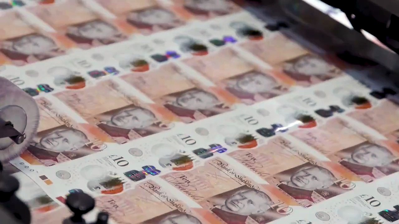 La figura de Carlos III ya luce en los nuevos billetes británicos