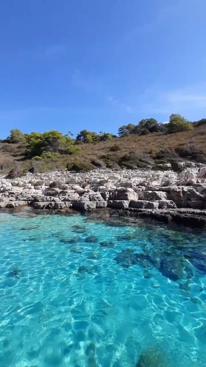LE PLUS BEL endroit pour bronzer à Jelsa sur l’île de Hvar en Croatie [@croatiannomads]