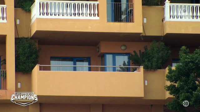 Lisa-Marie et Bastos (Les apprentis champions) s'embrassent et sont interrompus par... Greg !