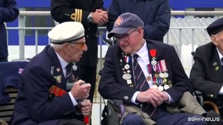 D-day, un gruppo di veterani in viaggio in nave dalla Gran Bretagna alla Francia