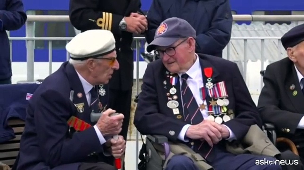 D-day, un gruppo di veterani in viaggio in nave dalla Gran Bretagna alla Francia