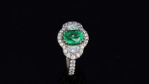 Anello con smeraldo certificato e due diamanti mezzaluna della collezione Prestige realizzato dalla Gioielleria Casavola di Noci