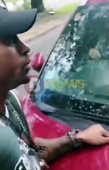 Homem para em capô de carro após discussão de trânsito com motorista