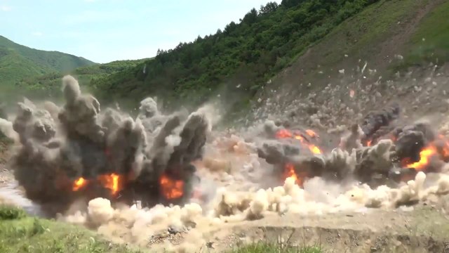 美 B-1B 전략 폭격기, 한반도서 7년 만에 폭탄 투하 훈련 / YTN