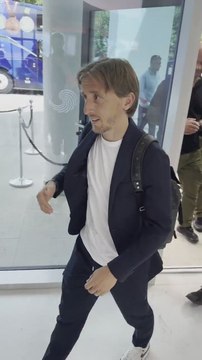 Modric recibido con el himno de la champions por sus compañeros croatas