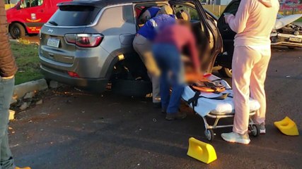 下载视频: Carros se envolvem em forte colisão na Avenida Tito Muffato, em Cascavel