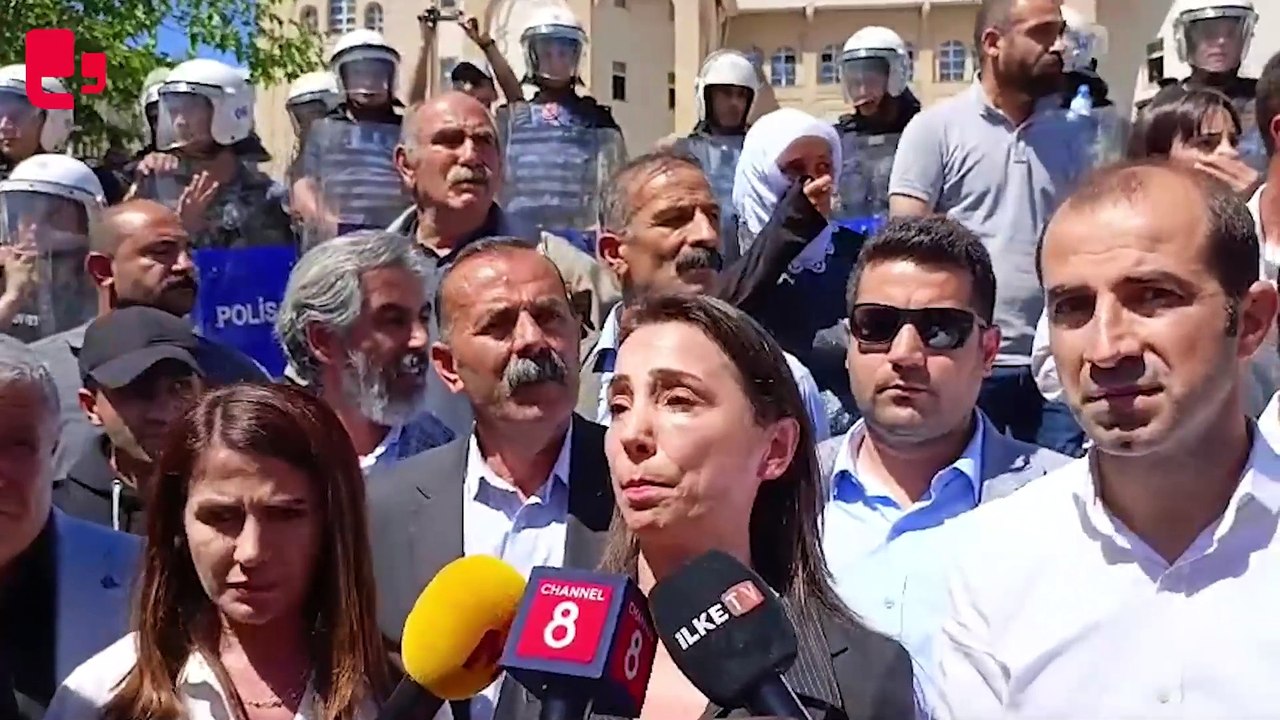 DEM Parti Eş Genel Başkanı Tülay Hatimoğulları, kararın ardından Hakkari Valiliği önünde açıklama yaptı.