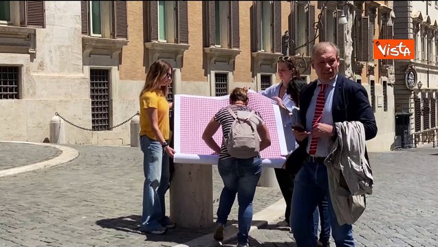 Netanyahu criminale di guerra il flash mob di Avs davanti a Montecitorio
