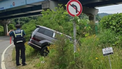 버스 충돌 피하려던 SUV, 도로 배수로 빠져...7명 경상 / YTN