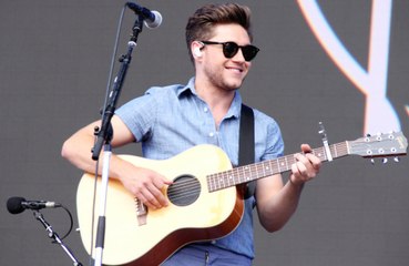 Niall Horan surprised fans at his Nashville concert by duetting with Noah Kahan