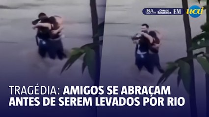 Amigos se abraçam antes de serem levados por rio na Itália