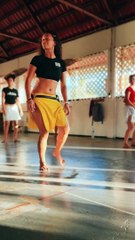 セクシーで可愛い女の子が腰を振って踊る