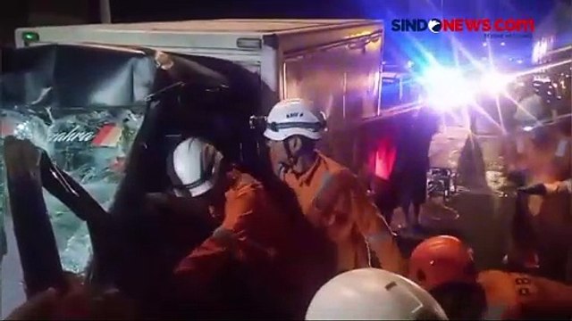 Diduga Mengantuk, Sopir Mobil Pick Up Terjepit usai Tabrak Truk Gandeng di Jombang
