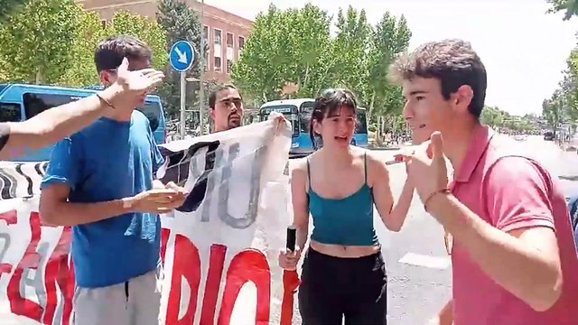 Un grupo de estudiantes de la Complutense entona el grito de guerra de Hamás: ¡Desde el río hasta el mar!