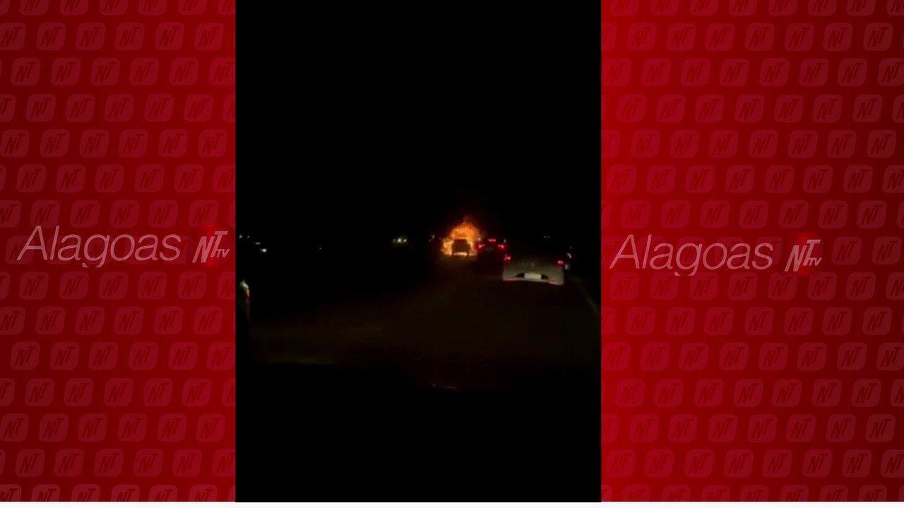 Carro de luxo é consumido pelo fogo no acostamento da AL - 101, em Marechal Deodoro