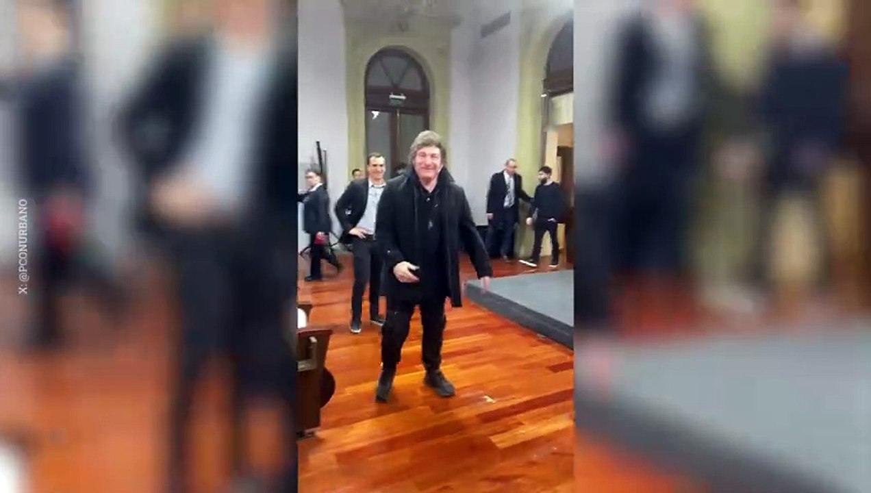 Javier Milei tuvo un breve intercambio con los periodistas acreditados en la Casa Rosada
