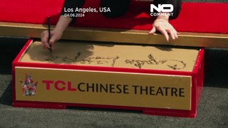 Cyndi Lauper imortalizou as suas impressões digitais e pegadas à porta do TCL Chinese Theatre
