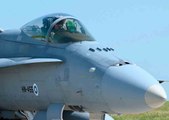 *ビデオ：フィンランドのF/A-18ホーネット戦闘機がルーマニアで英国の戦闘機に合流