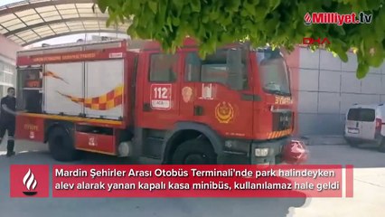 Mardin'de park halindeki minibüs alev alev yandı