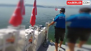 Bursa'da deniz dibi temizliği sırasında 3 metrelik ölü yunus bulundu