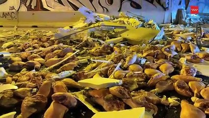 Camião capotou em Espanha e deixou espalhado pela estrada 30.000 quilos de presunto