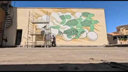 A Ostia il murale "Nido" per celebrare le tartarughe marine
