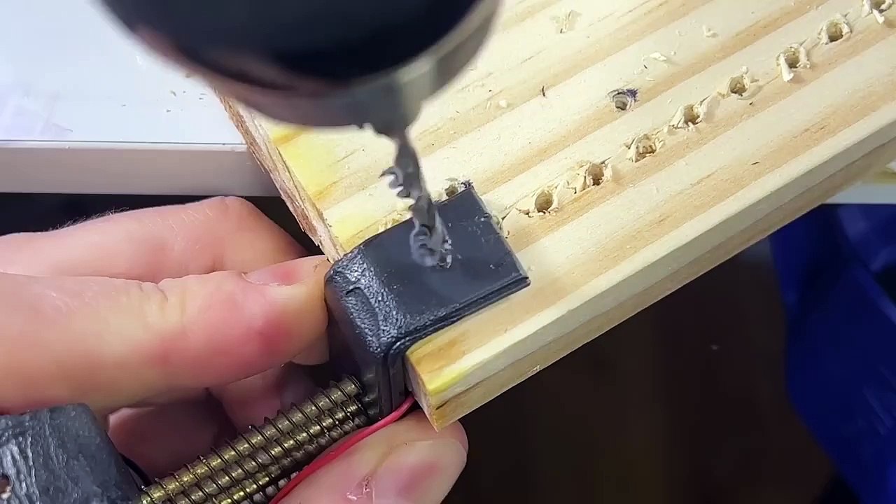 Water into Hydrogen. make a Simple Hydrogen Generator - hho