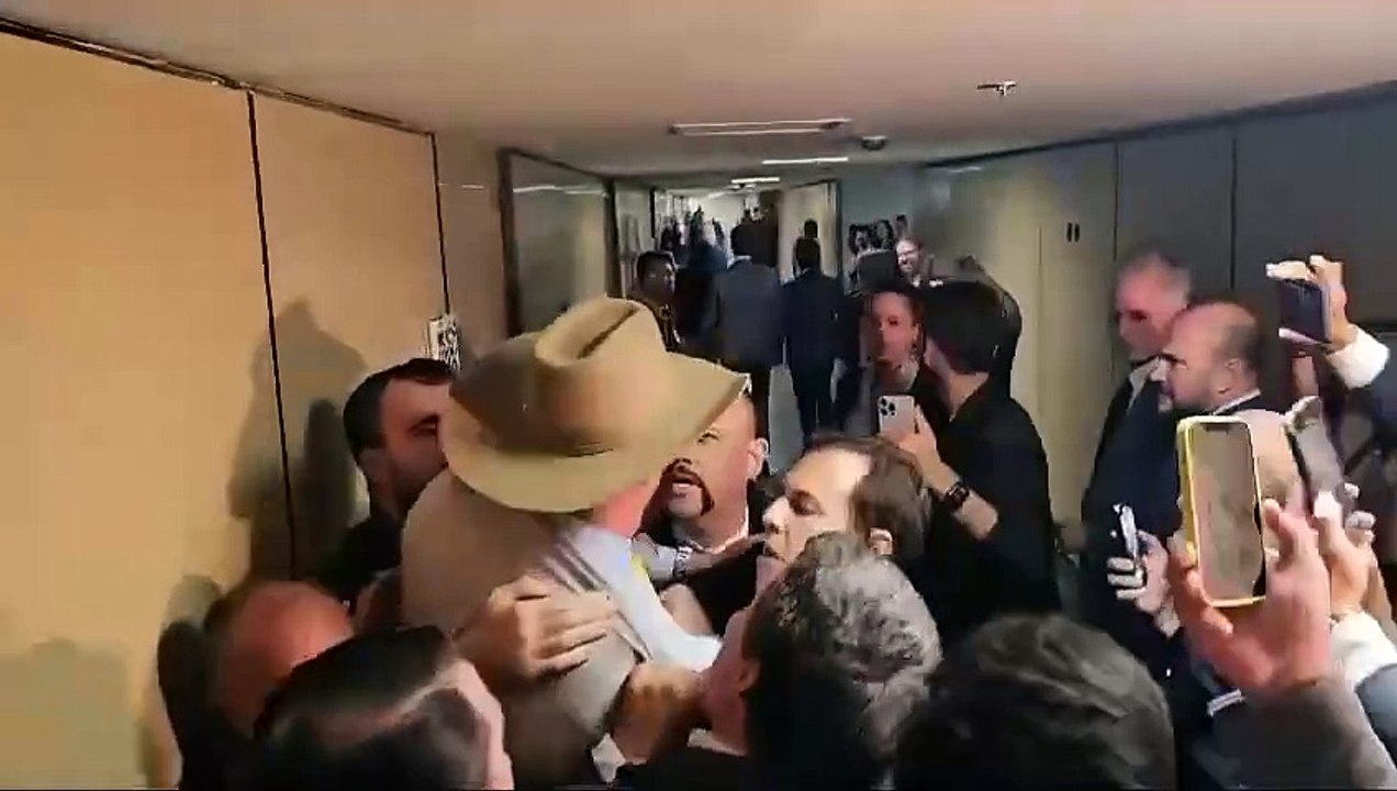 Sessão que livrou Janones termina em embate físico entre deputados
