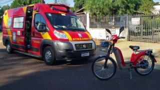 Idosa cai de bicicleta elétrica na Rua Goiás